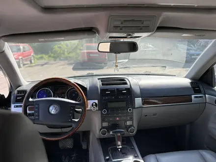 Volkswagen Touareg 2004 года за 5 200 000 тг. в Алматы – фото 7