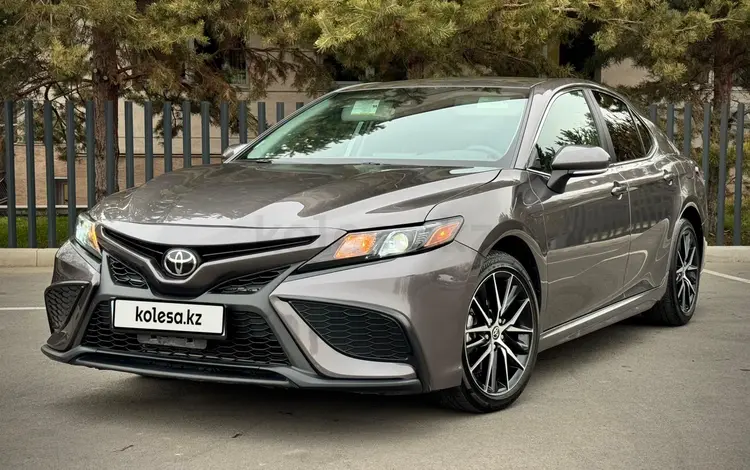 Toyota Camry 2022 года за 12 600 000 тг. в Алматы
