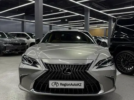 Lexus ES 300h Luxury 2.5 2023 года за 19 000 000 тг. в Алматы