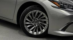 Lexus ES 300h Luxury 2.5 2023 годаүшін19 000 000 тг. в Алматы – фото 3