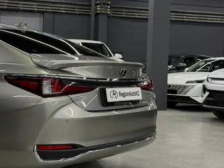 Lexus ES 300h Luxury 2.5 2023 года за 19 000 000 тг. в Алматы – фото 4
