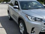 Toyota Highlander 2018 года за 18 800 000 тг. в Шымкент – фото 2