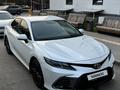 Toyota Camry 2021 года за 13 400 000 тг. в Алматы