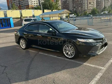 Toyota Camry 2018 года за 13 500 000 тг. в Алматы – фото 2