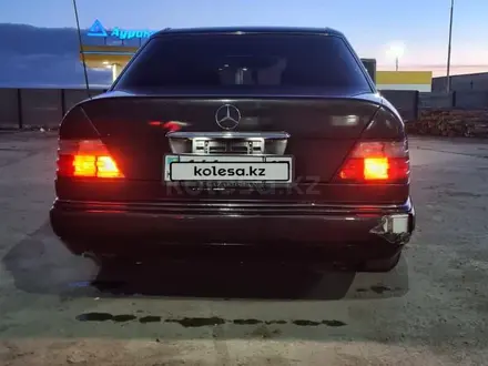 Mercedes-Benz E 280 1993 года за 2 200 000 тг. в Астана – фото 2