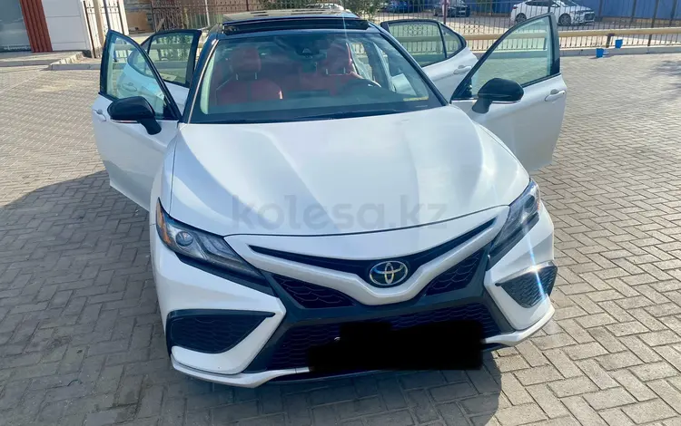 Toyota Camry 2022 года за 15 490 000 тг. в Актау