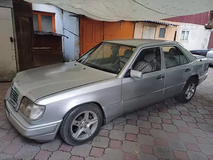 Mercedes-Benz E 220 1993 года за 1 650 000 тг. в Алматы – фото 5