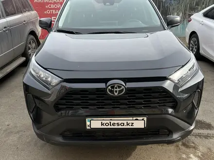 Toyota RAV4 2022 года за 15 500 000 тг. в Атырау