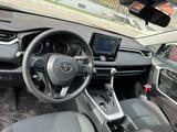 Toyota RAV4 2022 годаүшін15 800 000 тг. в Атырау – фото 4