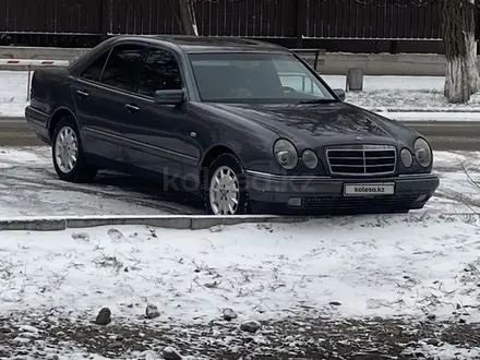 Mercedes-Benz E 200 1996 года за 3 000 000 тг. в Тараз – фото 2