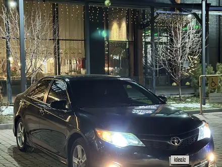 Toyota Camry 2014 года за 5 900 000 тг. в Актобе – фото 2