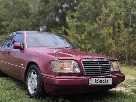 Mercedes-Benz E 220 1995 года за 2 000 000 тг. в Алматы