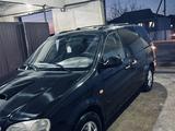 Kia Carnival 2000 года за 1 800 000 тг. в Байконыр – фото 3