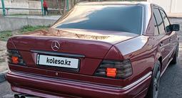 Mercedes-Benz E 320 1994 года за 3 100 000 тг. в Шымкент – фото 2