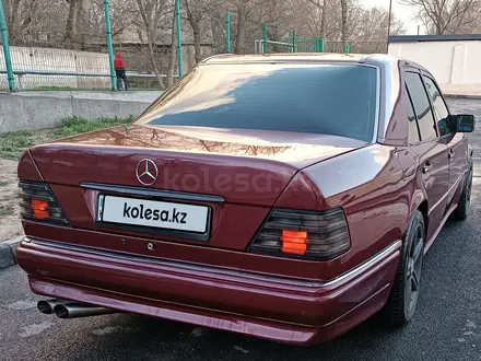 Mercedes-Benz E 320 1994 года за 3 100 000 тг. в Шымкент – фото 2