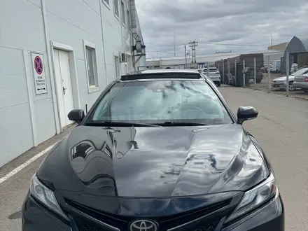 Toyota Camry 2019 года за 13 900 000 тг. в Астана – фото 2