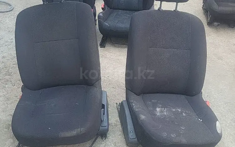 Nissan Almera 2015 год переднее сиденья за 1 000 тг. в Алматы