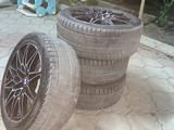 Комплект зимних колёс BMW (диски + резина) за 230 000 тг. в Алматы – фото 3