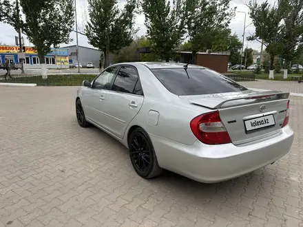 Toyota Camry 2004 года за 4 500 000 тг. в Уральск – фото 2