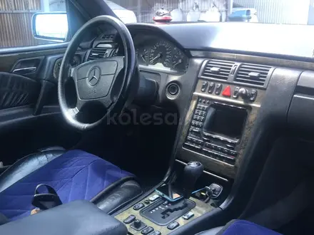 Mercedes-Benz E 320 1998 года за 4 300 000 тг. в Актау – фото 5