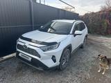 Toyota RAV4 2021 года за 18 000 000 тг. в Алматы