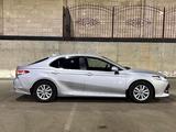 Toyota Camry 2018 года за 13 650 000 тг. в Актобе – фото 4