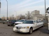 Lincoln Town Car 2000 года за 7 500 000 тг. в Алматы