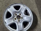 Оригинальные штампованные диски бу на Тойота r 16 за 50 000 тг. в Алматы – фото 2