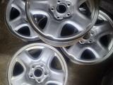 Оригинальные штампованные диски бу на Тойота r 16 за 50 000 тг. в Алматы – фото 3