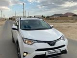 Toyota RAV4 2018 года за 11 500 000 тг. в Жанаозен