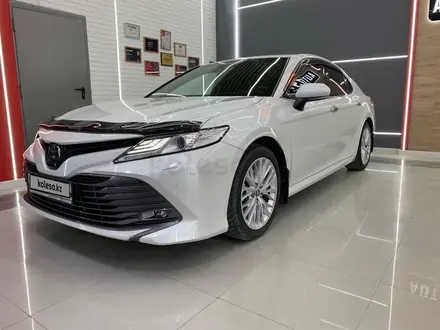 Toyota Camry 2020 года за 21 000 000 тг. в Атырау – фото 2