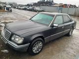 Mercedes-Benz E 200 1993 года за 1 400 000 тг. в Актобе – фото 4