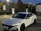 Hyundai Elantra 2023 года за 7 950 000 тг. в Алматы – фото 2