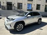 Toyota RAV4 2020 года за 14 500 000 тг. в Караганда – фото 2