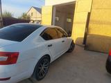 Skoda Octavia 2015 года за 3 000 000 тг. в Атырау – фото 2