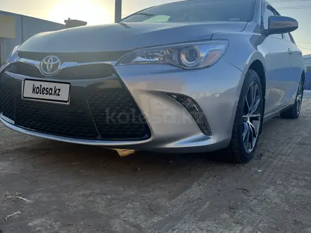 Toyota Camry 2015 года за 7 500 000 тг. в Атырау – фото 2