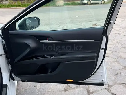 Toyota Camry 2019 года за 13 200 000 тг. в Алматы – фото 16