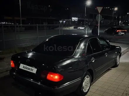 Mercedes-Benz E 200 1999 года за 2 200 000 тг. в Павлодар – фото 4
