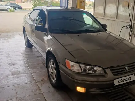 Toyota Camry 1997 года за 2 700 000 тг. в Жанаозен – фото 2