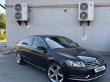 Volkswagen Passat 2013 года за 5 700 000 тг. в Шымкент – фото 2