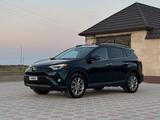 Toyota RAV4 2018 года за 9 500 000 тг. в Актау