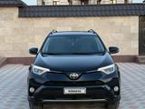 Toyota RAV4 2018 года за 9 500 000 тг. в Актау – фото 2