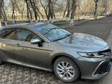 Toyota Camry 2023 года за 17 300 000 тг. в Астана – фото 2