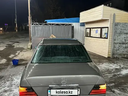 Mercedes-Benz E 220 1993 года за 1 600 000 тг. в Шымкент – фото 4