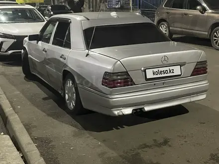 Mercedes-Benz E 320 1993 года за 1 800 000 тг. в Алматы – фото 2