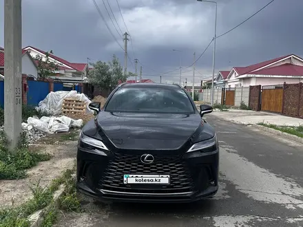 Lexus RX 350h 2023 года за 33 000 000 тг. в Атырау