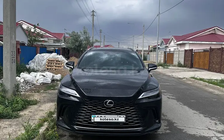 Lexus RX 350h 2023 года за 33 000 000 тг. в Атырау