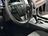 Toyota Camry 2017 года за 11 100 000 тг. в Уральск – фото 4