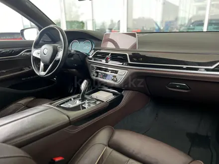 BMW 750 2015 года за 17 500 000 тг. в Алматы – фото 13