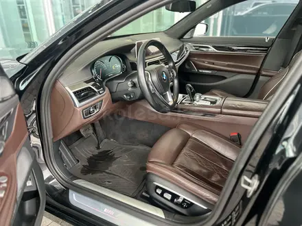 BMW 750 2015 года за 17 500 000 тг. в Алматы – фото 9